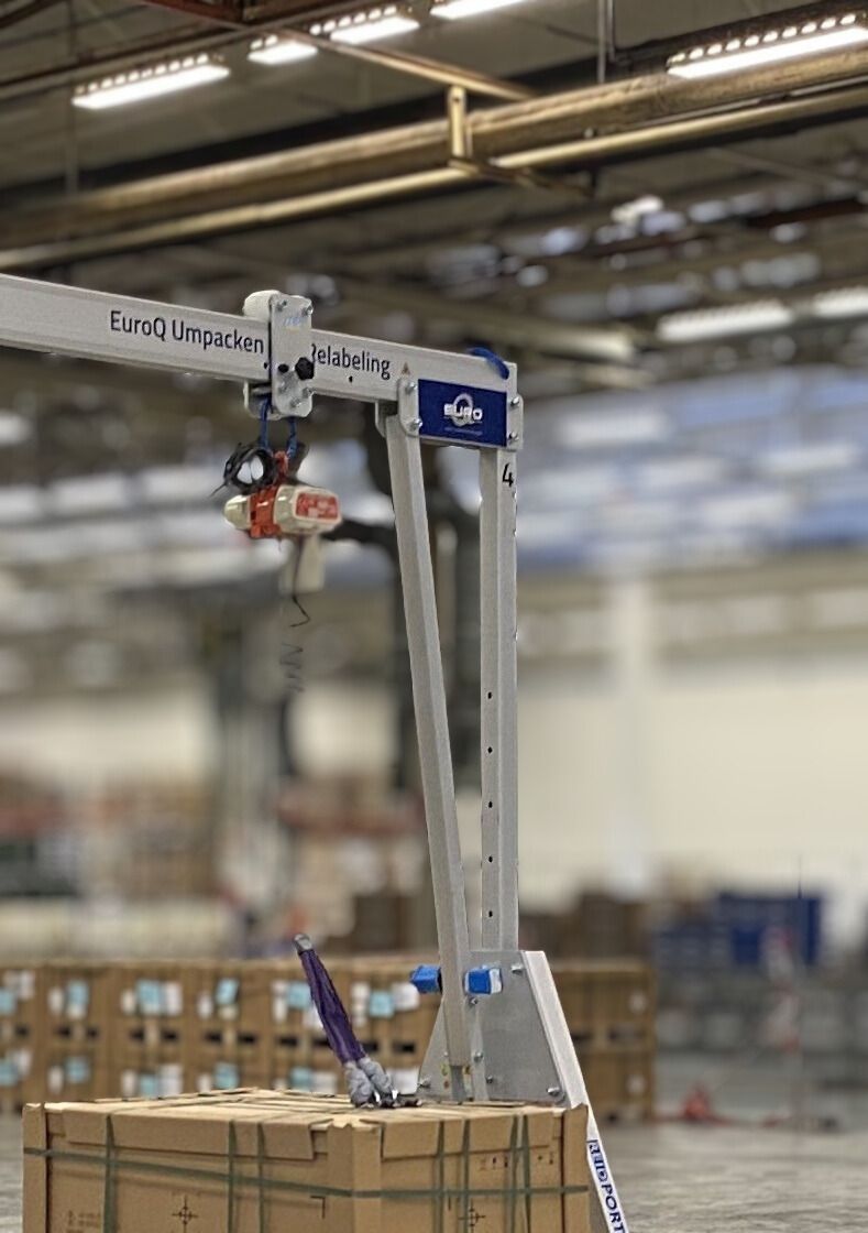 Portalkran der Qualitätsdienstleisters EuroQ für das Umpacken von Batterien