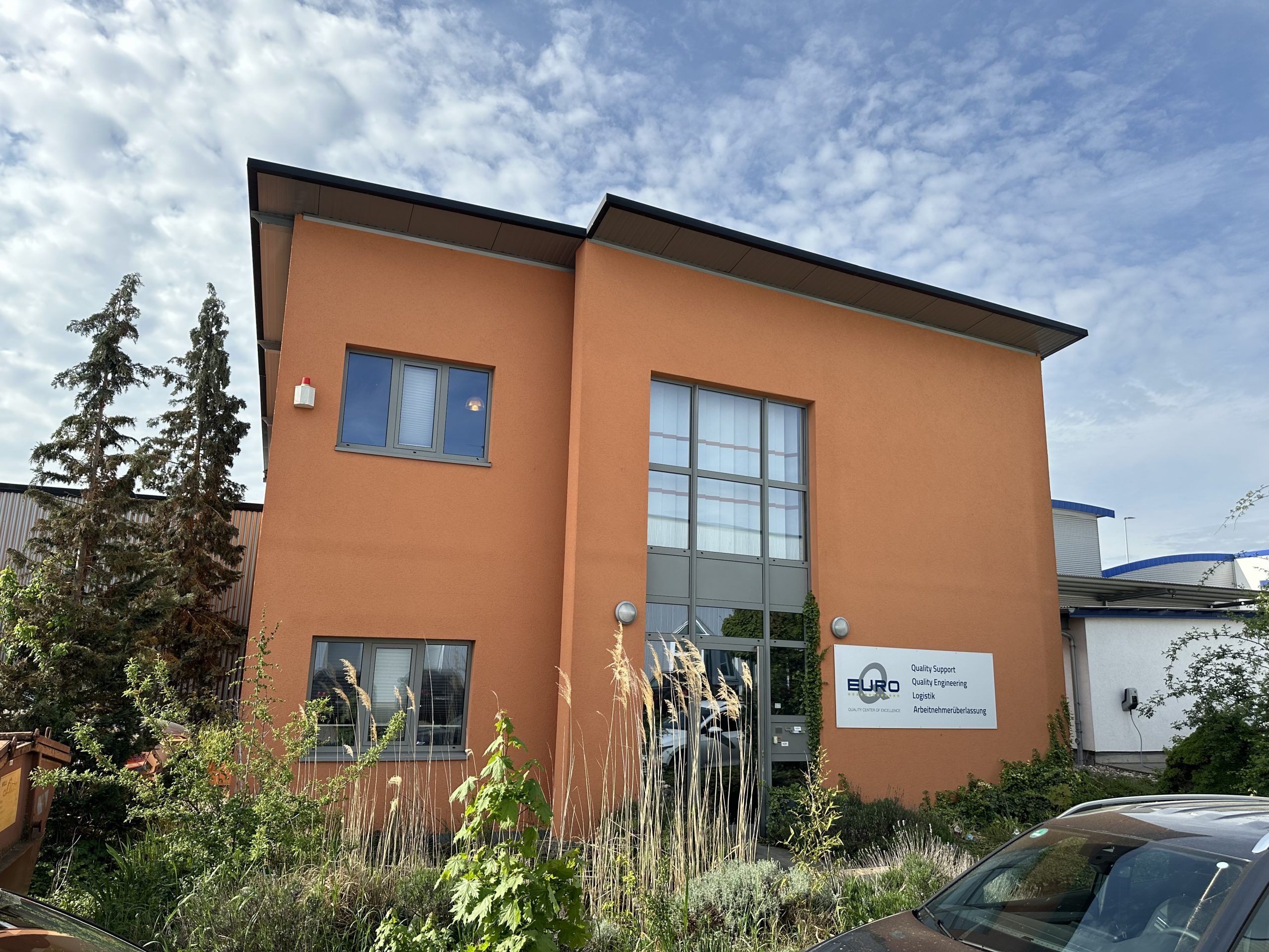 zeigt das moderne EuroQ Nufringen Firmengebäude