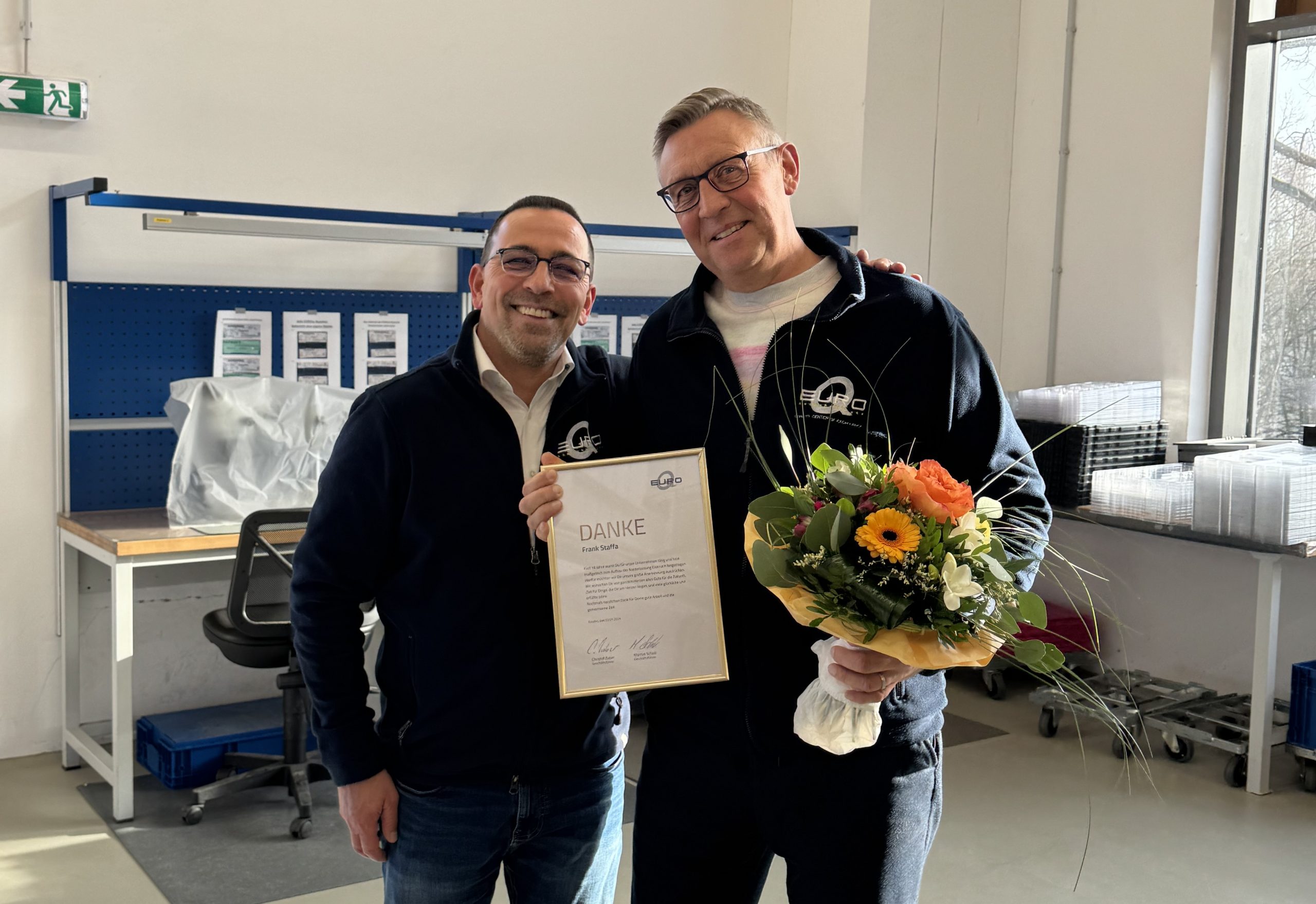 EuroQ Geschäftsführer Marcus Scholz verabschiedet den langjährigen Betriebsleiter der Niederlassung Eisenach, Frank Staffa