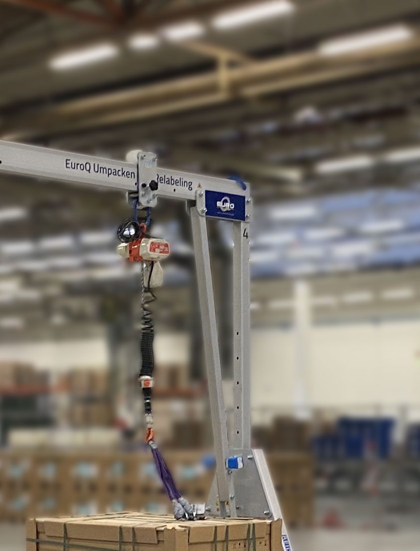 Portalkran der EuroQ hebt Kartons in Lagerhalle