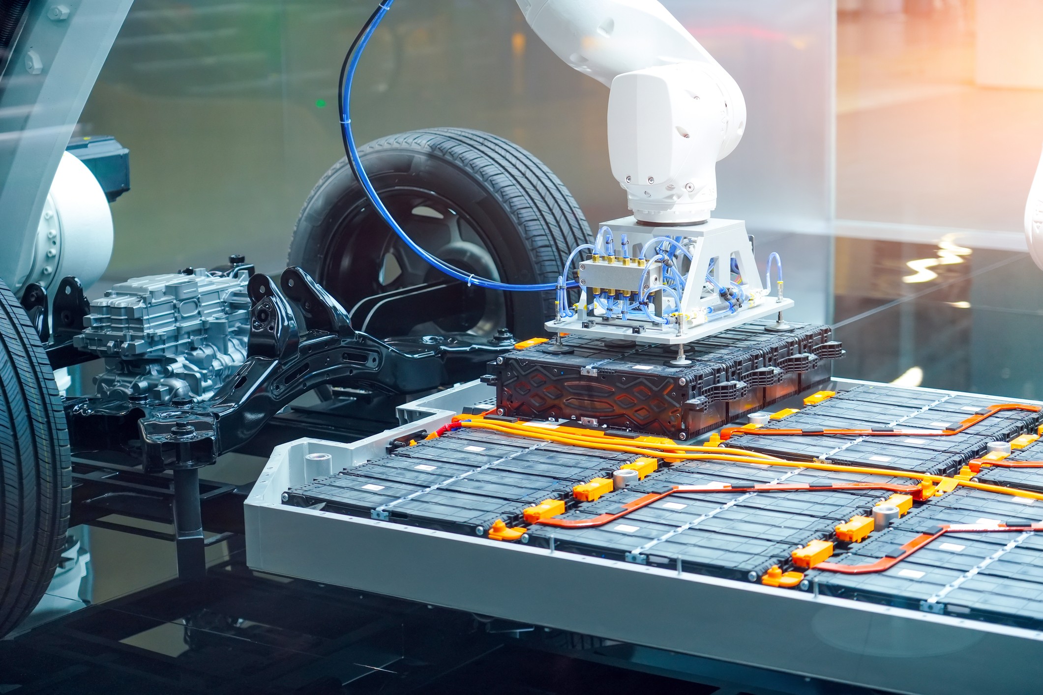 Close-up Batteriepack eines E-Autos bei der Montage.