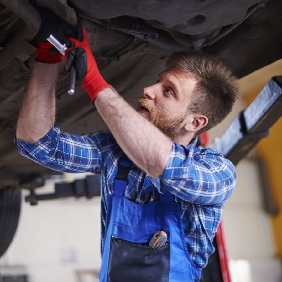 Kfz-Mechatroniker beim Arbeiten in der Werkstatt