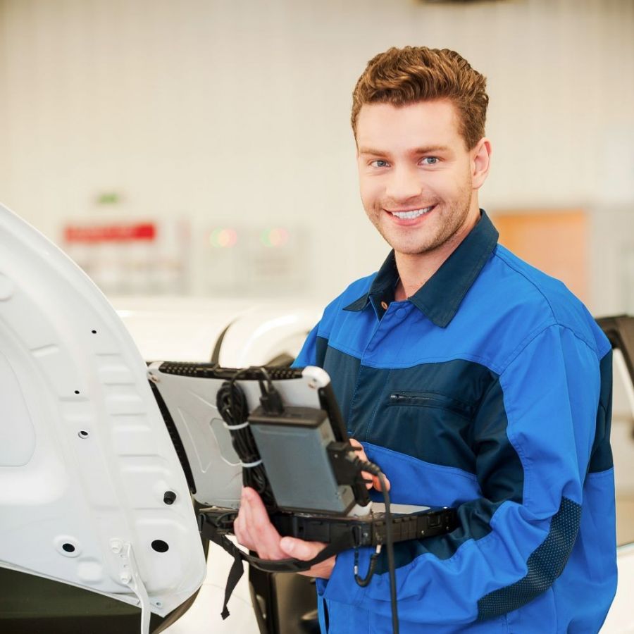 zeigt einen Kfz-Mechatroniker