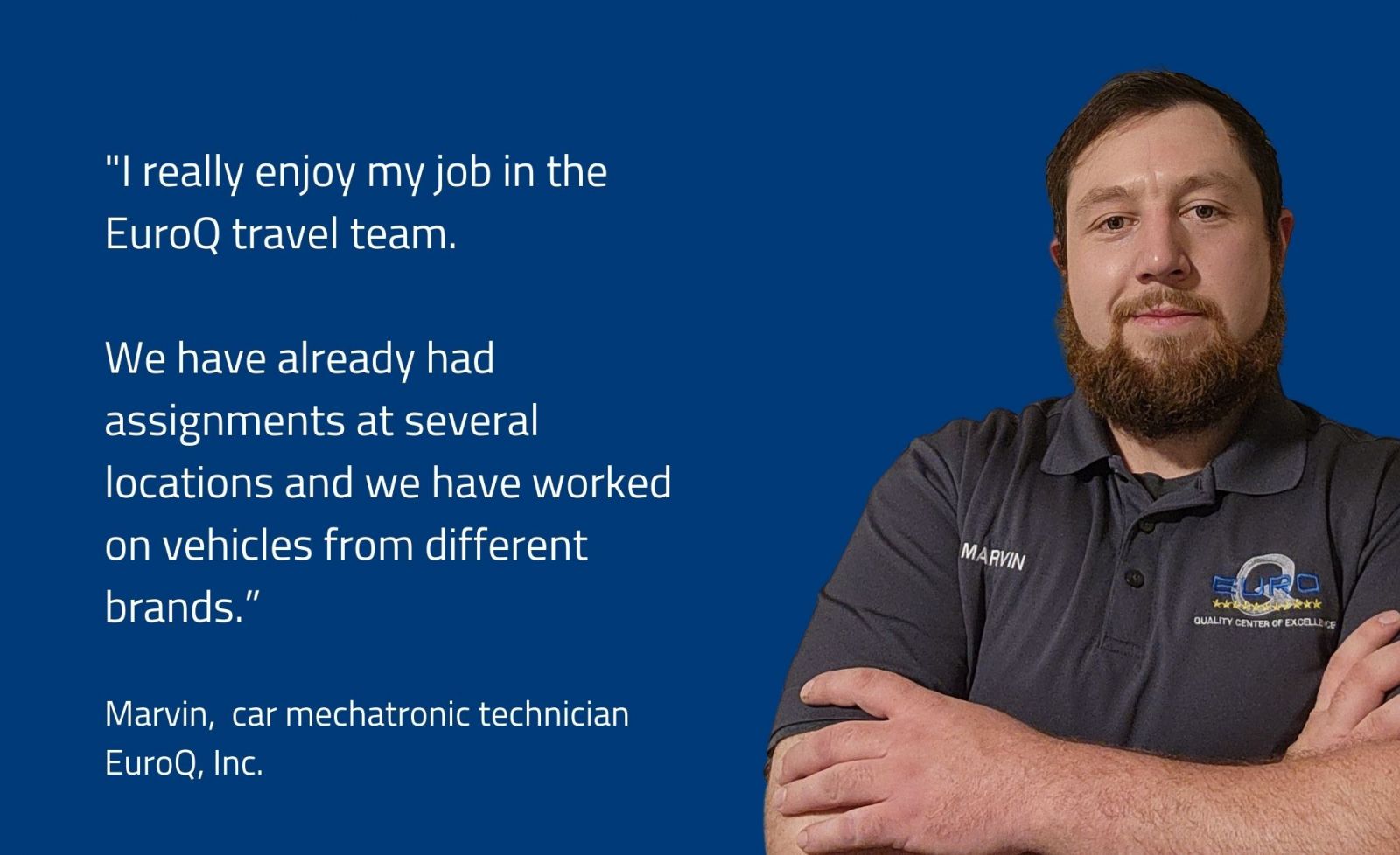 zeigt einen EuroQ Mechatroniker vor blauem Hintergrund