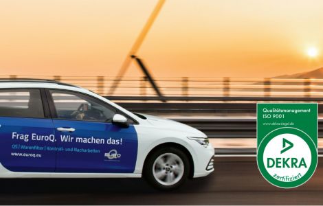 Firmenfahrzeug von EuroQ mit der Schriftzug: Frag EuroQ. Wir machen das!