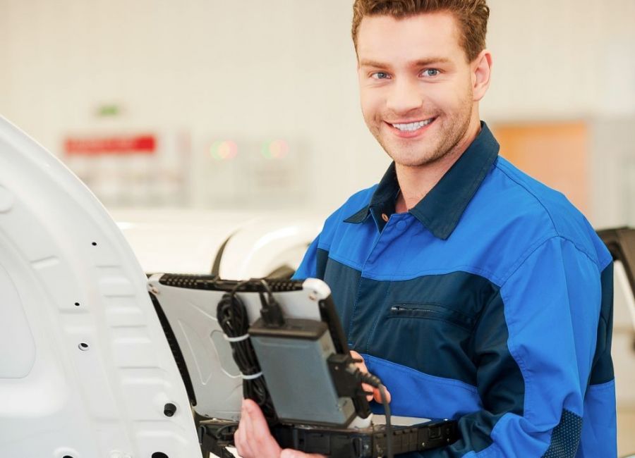 zeigt einen Kfz-Mechatroniker