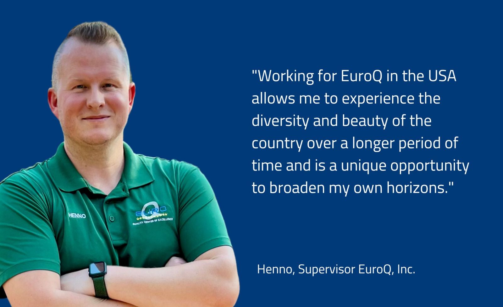 zeigt Supervisor der EuroQ Inc vor blauem Hintergrund